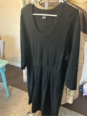 Sutton Cashmere Black Scoop Neck Long Sleeve Dress